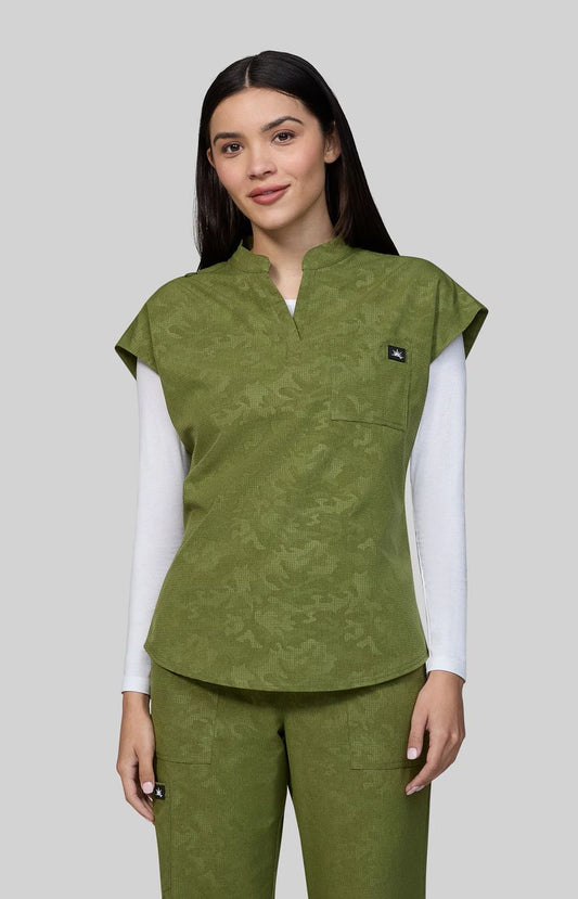 Solis x koi Catrin Women's 3-Pocket Camo Scrub Top Camo Martini Olive