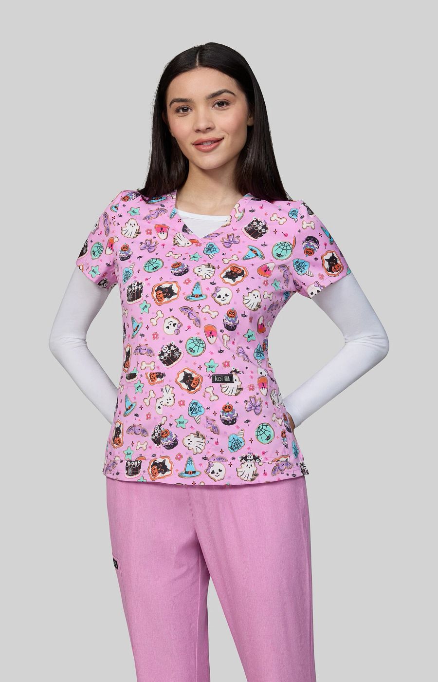 Basics Leslie Women's 2-Pocket Stretch Print Top Spooky Treats