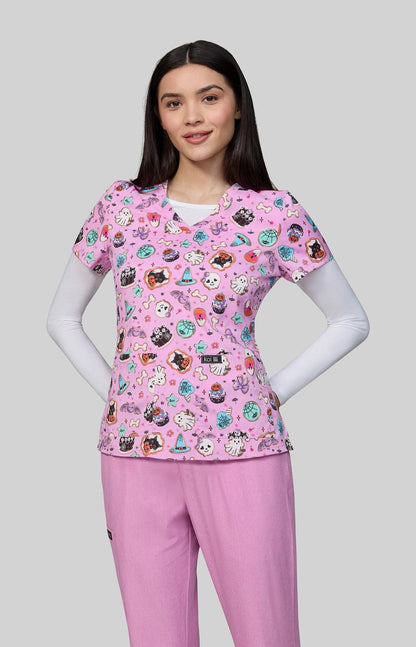 Basics Leslie Women's 2-Pocket Stretch Print Top Spooky Treats