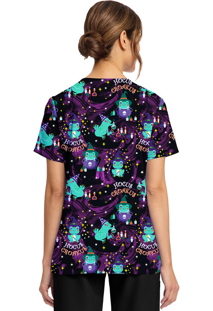 Cherokee Prints CK856 Women's Print V-Neck Top Hocus Croakus